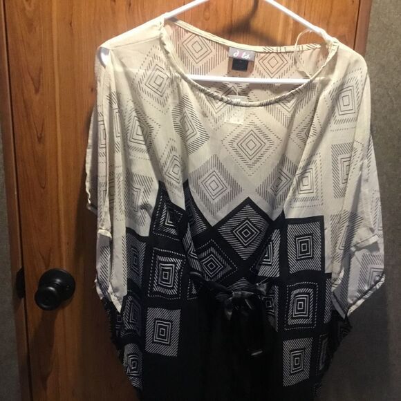 SALE. a BUY 2/$30. NWT.  Dots Brand Women’s Poncho Top in Women’s Size Medium - Picture 6 of 9